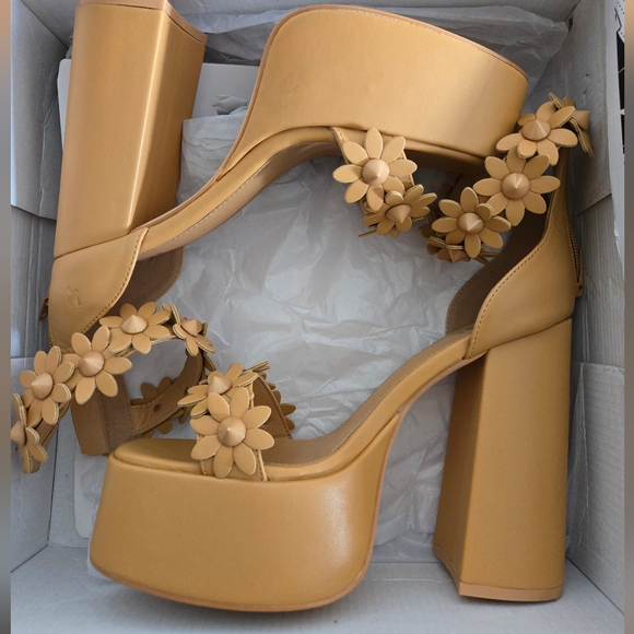 KOI A Secret Arrangement Platform Heel - Picture 4 of 5